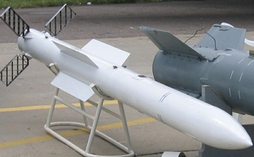 Ở tầm ngắn, R-77 tiêu diệt được mục tiêu có khả năng cơ động lên tới 12G.