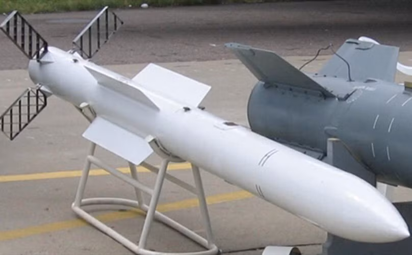 Ở tầm ngắn, R-77 tiêu diệt được mục tiêu có khả năng cơ động lên tới 12G.