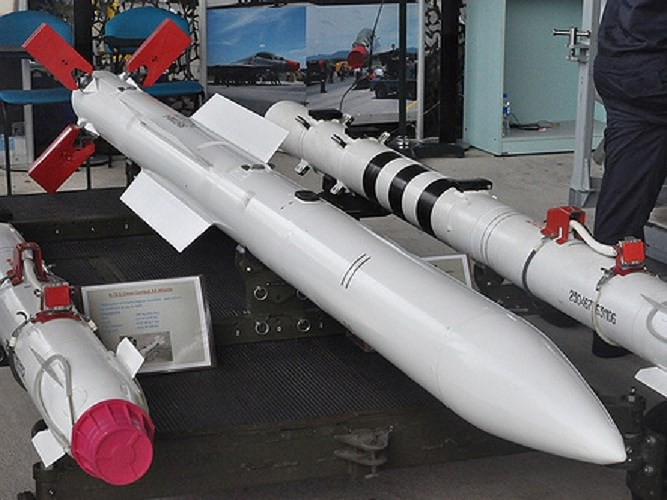 Hiện đã có một số phiên bản nâng cấp của RVV-AE như RVV-AE-PD cải tiến động cơ ramjet nhiên liệu rắn để có thể phóng ở độ cao lớn hơn với tầm bắn lên tới 160 km, tức gấp đôi so với phiên bản R-77 đời đầu.