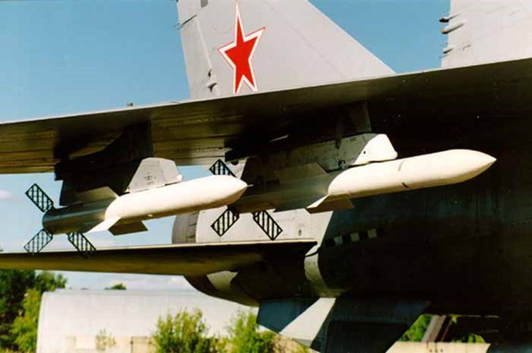 Mỗi cánh lớn cũng có thiết kế khung, bên trong có các miếng kim loại dạng lưới nhằm giúp tăng diện tích bề mặt cánh lái, tăng tốc độ bay mà vẫn làm giảm khối lượng.