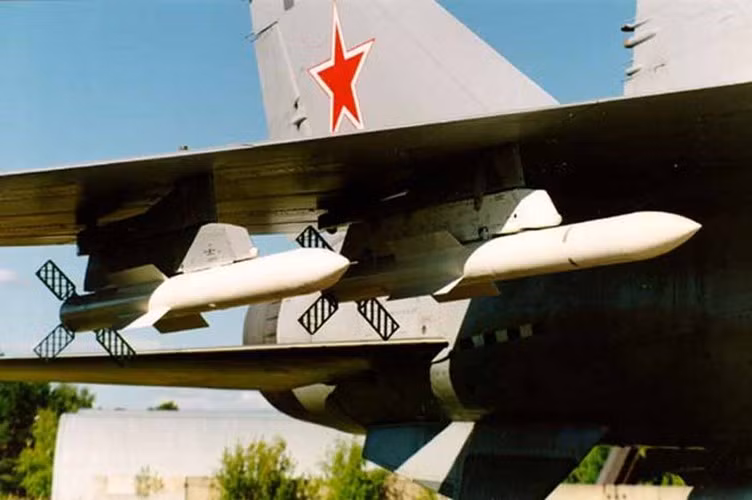 Mỗi cánh lớn cũng có thiết kế khung, bên trong có các miếng kim loại dạng lưới nhằm giúp tăng diện tích bề mặt cánh lái, tăng tốc độ bay mà vẫn làm giảm khối lượng.