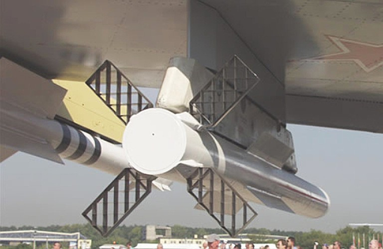 Nó bắt đầu trang bị cho không quân Liên Xô/Nga với số lượng nhỏ do sản xuất chậm do thiếu ngân sách, điều này chỉ chấm dứt khi hợp đồng chế tạo số lượng lớn được ký vào năm 1993.