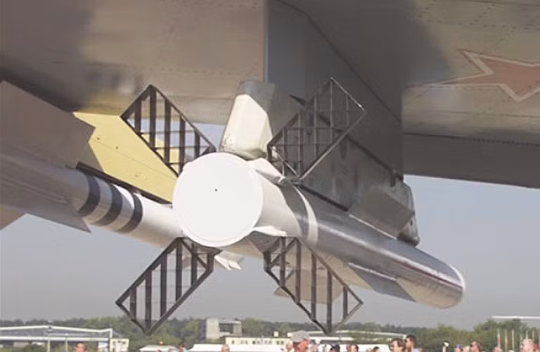 Nó bắt đầu trang bị cho không quân Liên Xô/Nga với số lượng nhỏ do sản xuất chậm do thiếu ngân sách, điều này chỉ chấm dứt khi hợp đồng chế tạo số lượng lớn được ký vào năm 1993.