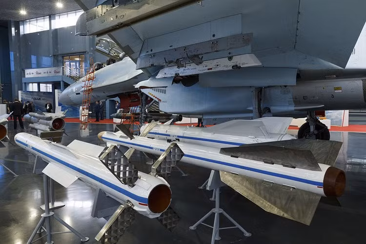 Chúng có trọng lượng từ 175kg tới 226kg tùy phiên bản, đầu đạn nặng 30kg với đạn phá mảnh để công phá mục tiêu.