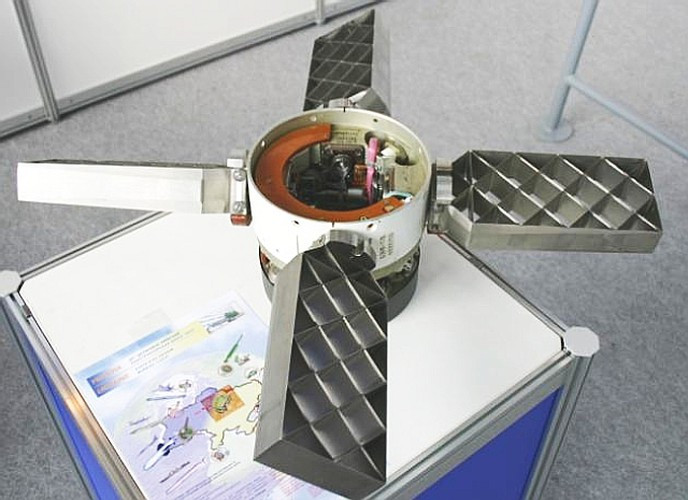 R-77 có thiết kế khí động học rất đặc biệt với 4 cánh dạng chữ nhật vát đầu cùng với 4 cánh nhỏ hơn dạng “mắt cáo” phía đuôi tên lửa.