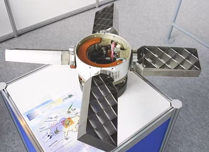 R-77 có thiết kế khí động học rất đặc biệt với 4 cánh dạng chữ nhật vát đầu cùng với 4 cánh nhỏ hơn dạng “mắt cáo” phía đuôi tên lửa.