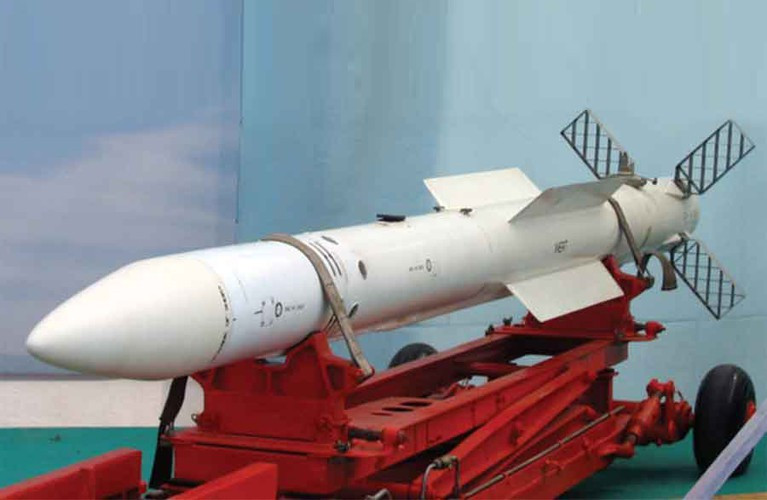 R-77 nhìn chung các phiên bản đều khá tương đồng về kích thước với chiều dài: 3,6m; đường kính: 200mm; sải cánh: 350 mm.