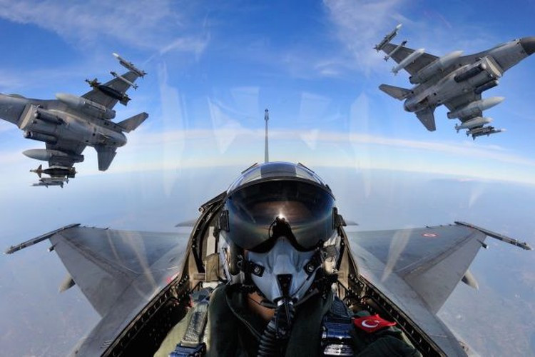 Đầu tiên khi xét về khả năng không chiến tầm xa, F-16 Block 52 được trang bị radar AN/APG-68 (V5) có chế độ tự động phát hiện và bám bắt, tầm trinh sát tối đa lên tới 296 km đối với máy bay cỡ lớn hoặc 105 km đối với tiêm kích có diện tích phản xạ radar (RCS) 5m2.