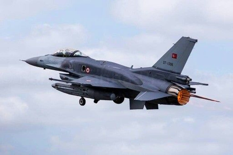 F-16C/D Block 52 Plus tích hợp luôn thùng dầu phụ 600 gallon vào thân để tăng tầm bay, trong khi vẫn bảo đảm được tính khí động học tương đối.