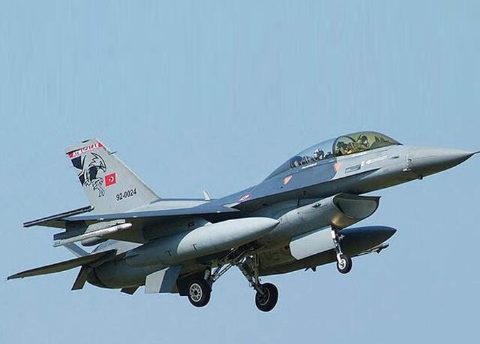 Ngoài ra chúng còn được trang bị các loại bom thông minh để không kích mặt đất.