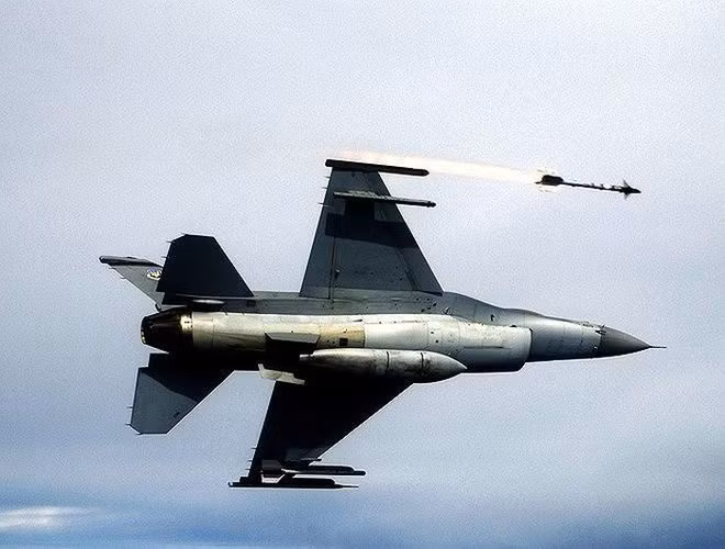 Trong đó đáng sợ nhất vẫn là hai loại tên lửa AIM-9X và AIM-120.