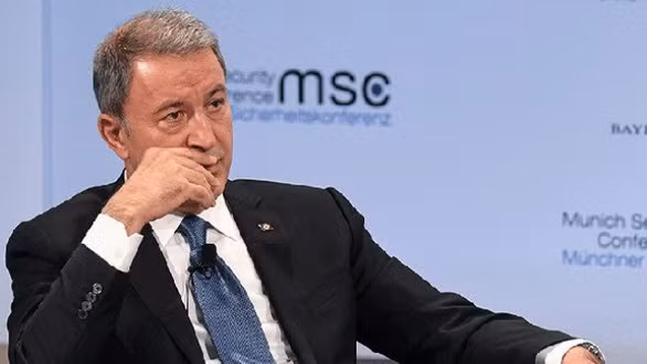 Theo Thông tấn xã Anadolu của Thổ Nhĩ Kỳ, ngày 29/2, Bộ trưởng quốc phòng Thổ Nhĩ Kỳ Hulusi Akar đã trực tiếp đến chiến tuyến tại tỉnh Idlib của Syria, để động viên khích lệ binh lính Quân đội Thổ Nhĩ Kỳ đang chiến đấu tại đây.