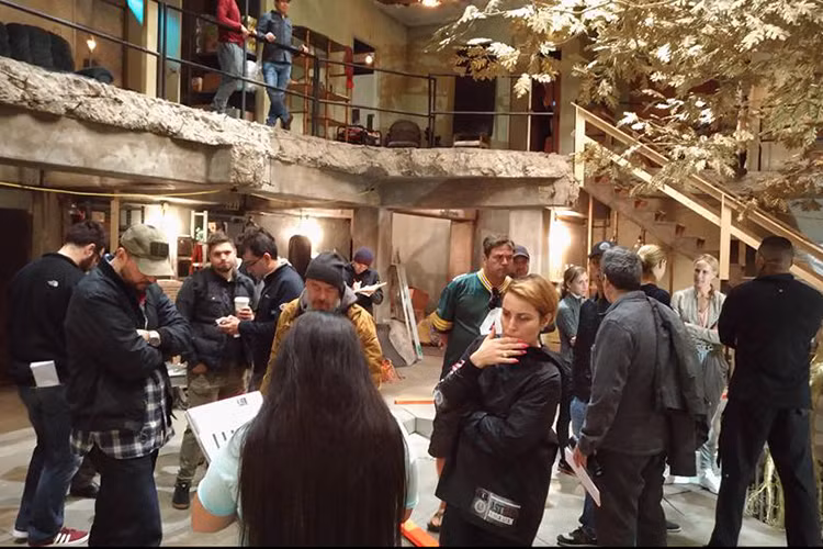 Tờ The Hollywood Repoter đưa tin, dự án “Bright” có sự góp mặt của diễn viên Ngô Thanh Vân khởi quay vào tháng 11/2016. Trong ảnh, đoàn làm phim tất bật chuẩn bị cho các cảnh quay ở phim trường. (Ảnh: FBNV)