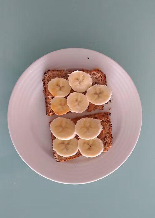 Ngô Thanh Vân cũng phải tuân thủ chế độ ăn uống nghiêm ngặt. Trên trang cá nhân, cô từng chia sẻ hình ảnh bữa ăn sáng chỉ có bánh mì và chuối. (Ảnh: FBNV)