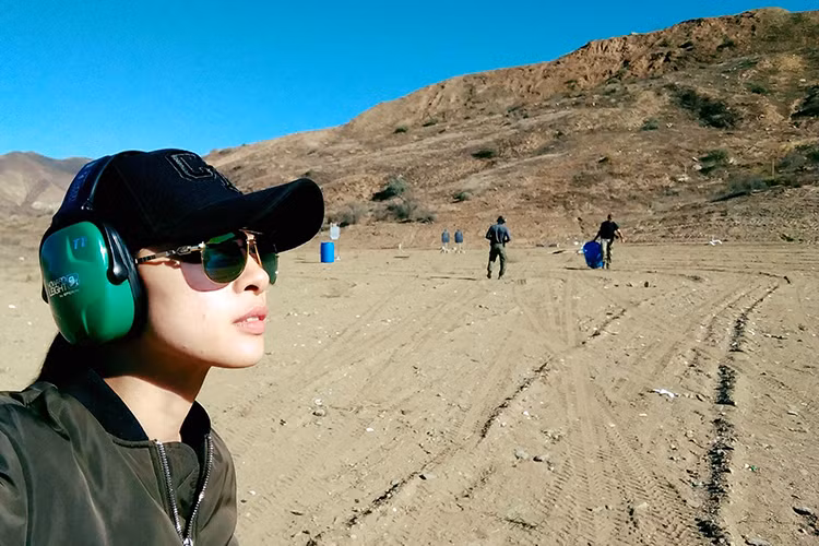 Ngô Thanh Vân miệt mài học bắn súng tại Mỹ cho vai diễn võ thuật mới của cô trong “Bright”. (Ảnh: FBNV)