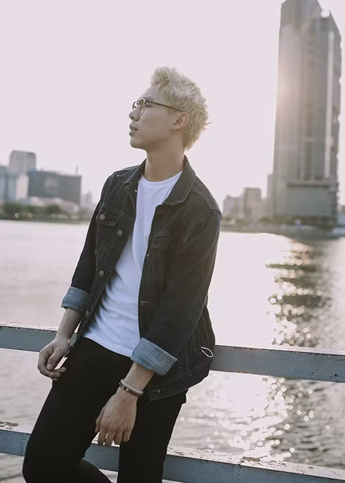 Theo đó, sau khi Sơn Ngọc Minh khoe người yêu nắm tay trong chuyến du lịch Thái Lan, fans nhận ra chiếc vòng tay trong ảnh giống hệt chiếc vòng Erik sở hữu. (Ảnh: FBNV)