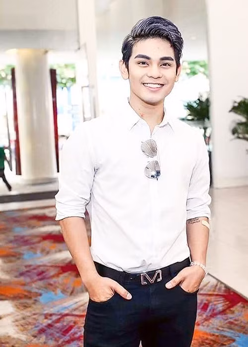 Sơn Ngọc Minh đeo chiếc vòng tay trắng giống hệt của Erik. (Ảnh: FBNV)