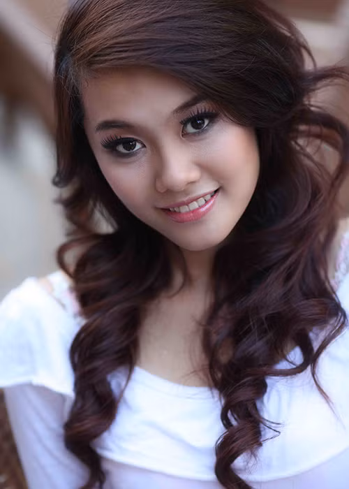 Người đẹp 9x đã ẵm giải Á khôi 2 cuộc thi Miss Ngôi sao 2011 và Á hậu 2 cuộc thi Hoa hậu Việt Nam qua ảnh năm 2012. (Ảnh: Giáo dục Việt Nam)