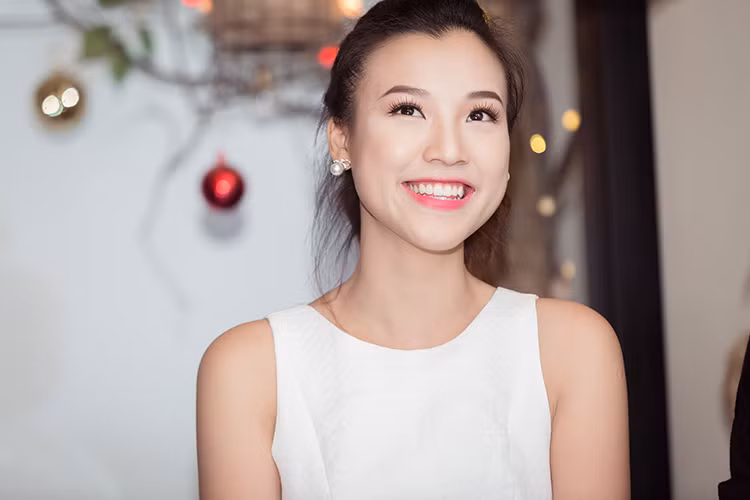 Hoàng Oanh sinh năm 1990 tại Hà Nội. Cô được biết đến là Á hậu trong cuộc thi Hoa hậu phụ nữ Việt Nam qua ảnh 2012.