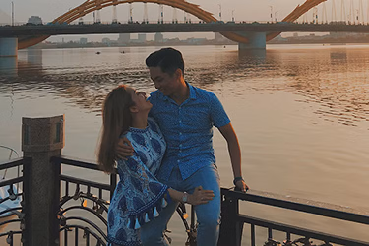 Chuyện tình yêu đẹp như trong mộng của Phan Hiển và Khánh Thi khiến nhiều người nể phục. Nó giúp họ vượt qua những rào cản về tuổi tác và định kiến để xây dựng một cuộc sống hạnh phúc.