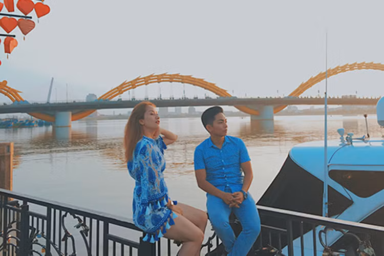 Dù kém tuổi vợ, Phan Hiển luôn là người đàn ông đầy trách nhiệm và bản lĩnh. Anh thay Khánh Thi chăm sóc cho con trai - Ku Bi, cũng như quản lý trường dạy nhảy mỗi khi vợ bận làm chương trình truyền hình.