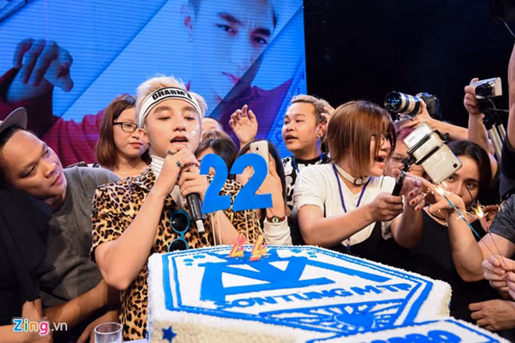 Năm 2016, Sơn Tùng MTP tổ chức sinh nhật hoàng tráng hơn so với năm 2015. Bắt đầu tháng 7/2016, nam ca sĩ gốc Thái Bình đã làm 15 đêm nhạc họp fans tại 15 tỉnh thành từ Nam ra Bắc. (Ảnh: Zing) 