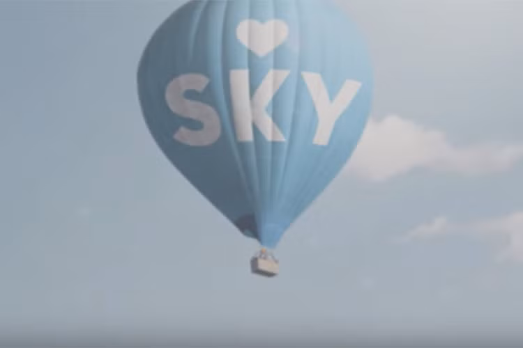 Thậm chí, Sơn Tùng MTP còn lấy tên Sky đặt tên cho cô gái anh yêu trong bộ phim điện ảnh “Chàng trai năm ấy”. Ngoài ra, trong MV “Nơi này có anh”, chữ “Sky” đã xuất hiện trong cảnh cuối để bày tỏ đây là món quà tặng fans. (Ảnh: Zing) 