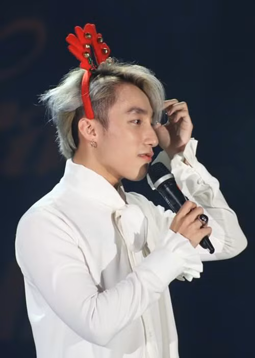 Dịp Giáng sinh 2016, tại một sự kiện âm nhạc, Sơn Tùng MTP không ngại đeo bờm cài đầu hình chú tuần lộc được một fan nữ tặng. Anh còn sử dụng chiếc bờm này làm đạo cụ trình diễn khiến fans thích thú. (Ảnh: Hoa học trò)