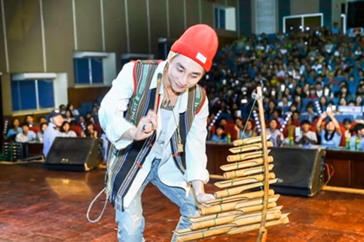 Tại buổi giao lưu tháng 11/2016 tại Đắk Lắk để chiều các fan, Sơn Tùng MTP không ngần ngại trổ tài đánh đàn T'Rưng. (Ảnh: An ninh thủ đô) 