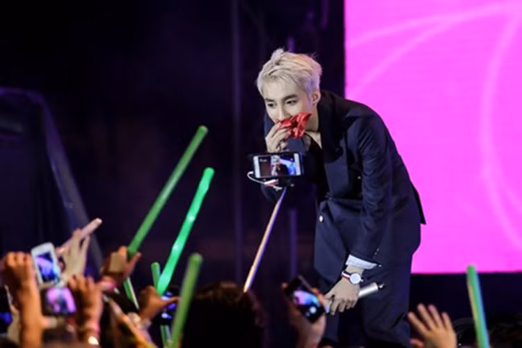 Năm 2015, đón tuổi 21, giọng ca “Em của ngày hôm qua” đã tổ chức tiệc sinh nhật với sự góp mặt của bố mẹ, em trai. Đáng chú ý, Sơn Tùng MTP còn mời 8000 người hâm mộ đến chung vui với mình. (Ảnh: Zing) 