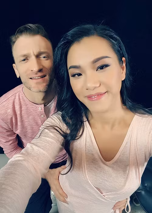 Phương Vy Idol và ông xã ngoại quốc - Sean Trace vừa gây bão với màn song ca “Tình thôi xót xa” đầy ngọt ngào để tặng khán giả dịp Valentine. Đặc biệt, Sean Trace còn viết bức thư tình cho vợ với lời hứa sẽ “cùng nhau già đi”. (Ảnh: FBNV)