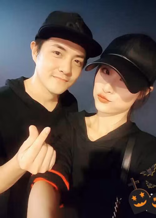 Đông Nhi - Ông Cao Thắng bắt đầu hẹn hò vào năm 2009. Trong khi Đông Nhi là nữ ca sĩ xinh đẹp, nổi tiếng thì Ông Cao Thắng điển trai, giàu có, đặc biệt luôn hết lòng hỗ trợ sự nghiệp cho bạn gái. (Ảnh: FBNV )