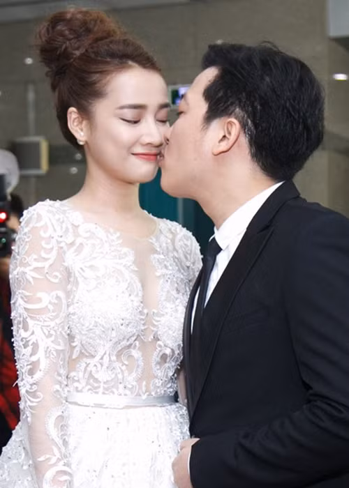 Năm 2016 có thể nói là một năm đáng nhớ của Nhã Phương - Trường Giang khi cả hai công khai hẹn hò. Đều có sự nghiệp thành công, cặp đôi phim giả tình thật này được nhiều người mến mộ. (Ảnh: Dân Việt)