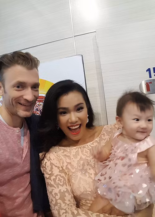 Được biết, Phương Vy kết hôn với Sean Trace vào năm 2015 sau 3 năm hẹn hò. Tháng 4/2016, vợ chồng nữ ca sĩ đón chào cô con gái đầu lòng. Trong suốt 2 năm chung sống, cặp đôi thường xuyên thể hiện tình cảm sâu đậm dành cho nhau. (Ảnh: FBNV)