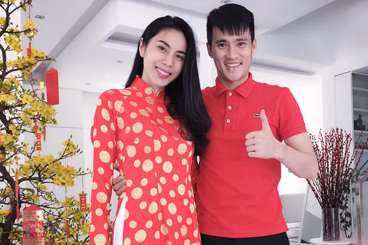 Khi còn là cầu thủ, thường xuyên phải xa nhà, Công Vinh từng chia sẻ với Zing News rằng với anh và bà xã Thủy Tiên ngày nào cũng là ngày Valentine. Năm nay, khi Công Vinh đã giải nghệ, có lẽ vợ chồng anh sẽ ở bên nhau vào ngày 14/2. (Ảnh: FBNV )