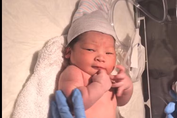 Con trai mới sinh của Ngọc Lan - Thanh Bình nặng đến 4 kg. Bé tên thật là Louis Nguyễn, tên thân mật là Phôi. (Ảnh: FBNV)