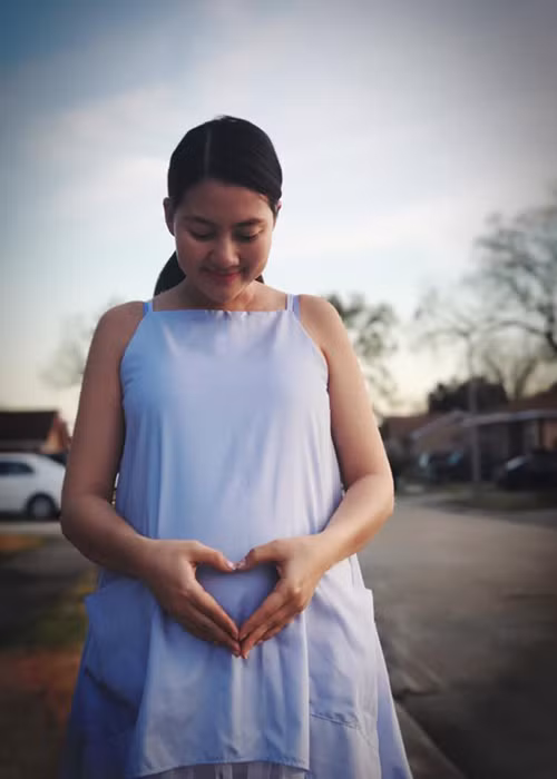 Từ xứ cờ hoa, Ngọc Lan thường xuyên cập nhật hình ảnh trong thời gian mang bầu của mình đến khán giả. (Ảnh: FBNV)