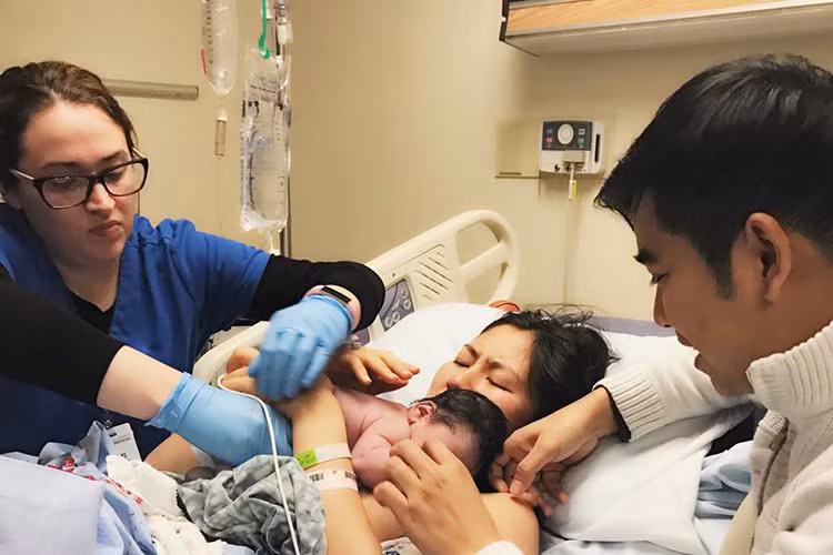 Theo lời Thanh Bình, sau 36 tiếng đồng hồ trong bệnh viện, diễn viên Ngọc Lan đã hạ sinh cậu con trai đầu lòng vào 8h tối ngày 4/2 (giờ Mỹ). (Ảnh: FBNV)