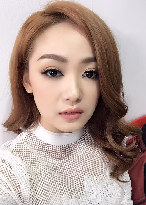 Thành viên nhỏ tuổi nhất nhóm Mắt Ngọc sở hữu gương mặt bầu bĩnh và làn da trắng mịn. (Ảnh: FBNV)