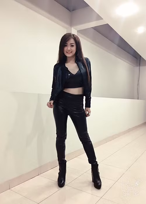 Với vóc dáng thon gọn, Ngọc Kayla tự tin lựa chọn những trang phục trình diễn ôm sát cơ thể. (Ảnh: FBNV)