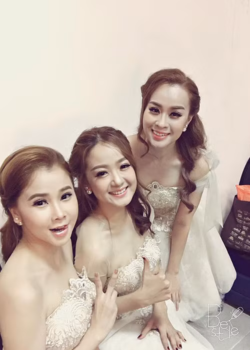 Lựa chọn ca khúc “Keep me in love”, Ngọc Kayla khoe giọng hát hay, vũ đạo bốc lửa khiến khán giả phấn khích. Tiết mục của cô được dàn huấn luyện viên bấm nút lựa chọn. Trong ảnh, Ngọc Kayla rạng rỡ bên các thành viên của nhóm. (Ảnh: FBNV)