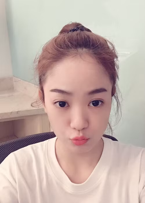 Cô em út của nhóm Mắt Ngọc được cư dân mạng khen trẻ trung, nhí nhảnh ở đời thường. (Ảnh: FBNV)