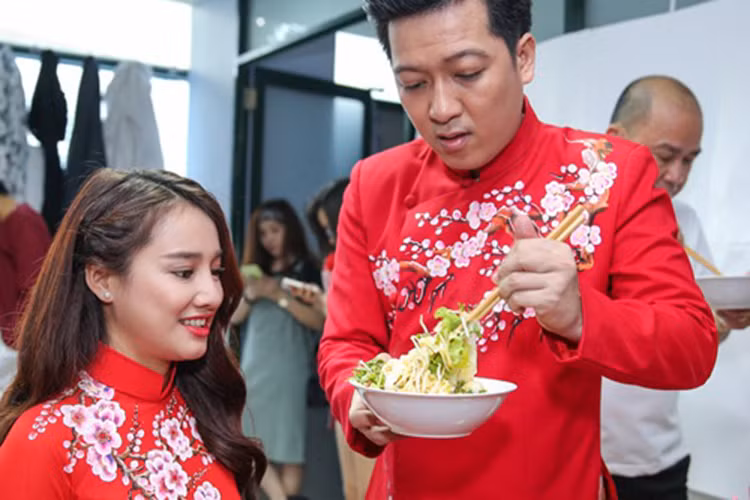 Trước kịch Tết, Nhã Phương còn đứng chung sân khấu với Trường Giang khi là khách mời trong liveshow "Chàng hề xứ Quảng 2 - Về quê". Ở hậu trường buổi diễn ở Đà Nẵng, cặp đôi không rời nhau nửa bước. Thậm chí, “Mười khó” tiếp tục tỏ ra yêu chiều bạn gái. (Ảnh: Khám Phá)