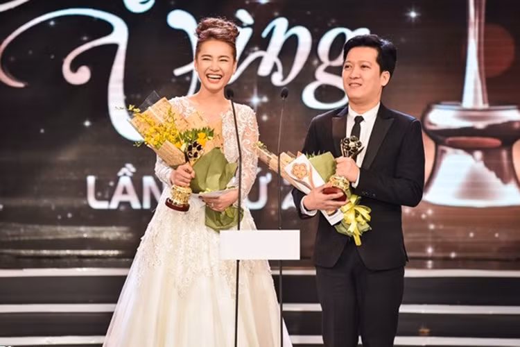 Đặc biệt, khi nhận giải thưởng, Trường Giang tỏ tình với Nhã Phương. Cụ thể, “Mười Khó” gửi lời cám ơn đến người bạn gái và thốt lên rằng: “Anh yêu em rất nhiều”. (Ảnh: Công Lý)