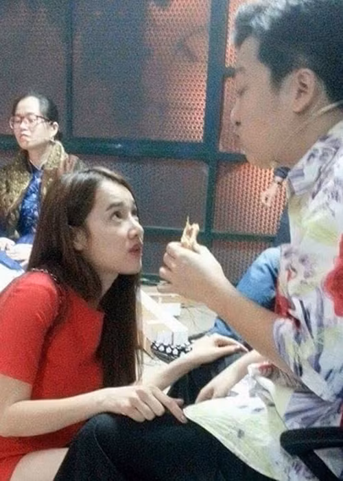 Vào dịp Tết 2016 khi chuyện tình cảm chưa công khai, Nhã Phương vẫn đón năm mới cùng gia đình. Tuy nhiên, vì tình yêu, cô không nghỉ ngơi để chạy show cùng bạn trai dịp Tết Nguyên Đán vừa qua. (Ảnh: Một thế giới)