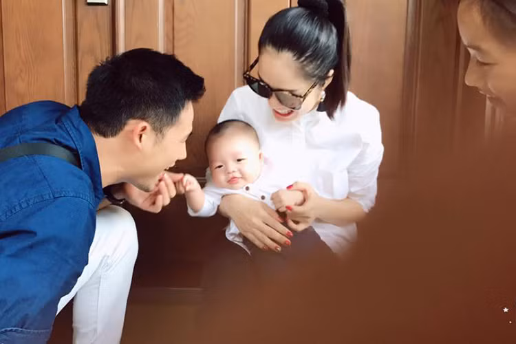 Con trai Dương Cẩm Lynh còn có nhiều biểu cảm dễ thương “đốn tim” fan của nữ diễn viên. (Ảnh: FBNV)