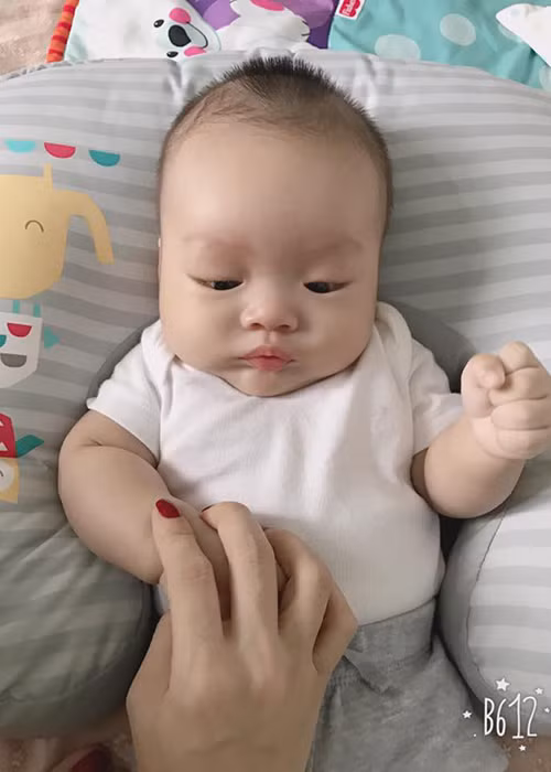 Nhóc tì nhà nữ diễn viên phim “Mặt nạ máu” bụ bẫm, kháu khỉnh với hai má phúng phính lúc tròn 3 tháng tuổi. (Ảnh: FBNV)