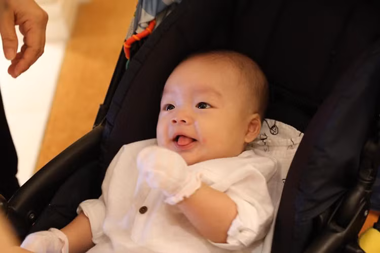 Bé William - con trai Dương Cẩm Lynh chào đời ngày 15/10/2016. Cậu nhóc là trái ngọt tình yêu của nữ diễn viên và nhà sản xuất phim Phạm Việt Anh Khoa. (Ảnh: FBNV)