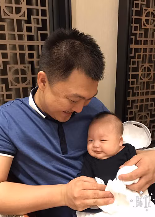 Bé William cười tít mắt khi được cưng nựng. Nhiều người nhận xét, cậu nhóc có nhiều nét giống bố. (Ảnh: FBNV)