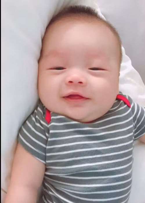 Hình ảnh cận mặt bé William được vợ chồng Dương Cẩm Lynh giữ kín cho đến cuối tháng 12/2016 mới tiết lộ. (Ảnh: FBNV)